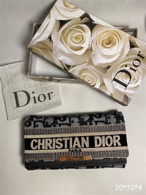 Купить кошельки и портмоне Dior (Кристиан Диор) в интернет .